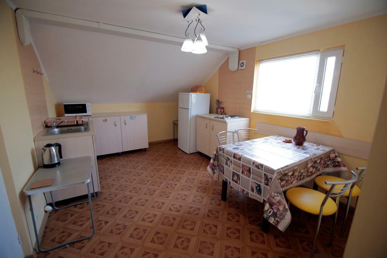 Guest House Kamenny Dom Karolino-Buhaz Bagian luar foto